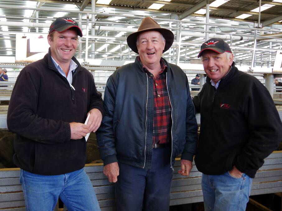  David Hall, Foster, flanked by SEJ Livestock agents Jimmy Kyle and Owen Kindellan. Mr Foster  sold two pens of 12-13mo Angus steers at Leongatha on Thursday, to $1585. 