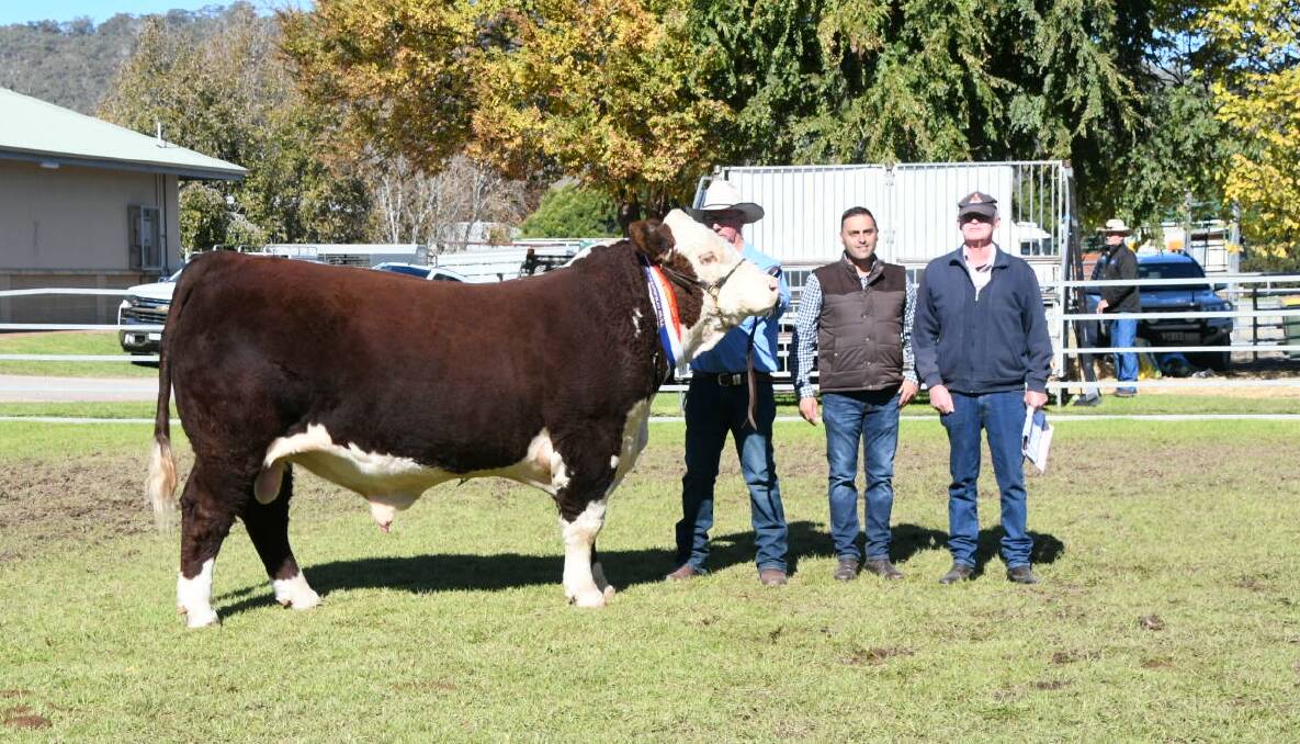 Glendan Park manager Andrew Green and stud principal Alvio Trovatello with purchaser of Lot 138, Chris Lisle, Tummel Hereford stud, Walcha, NSW. Picture by Jessica Parker