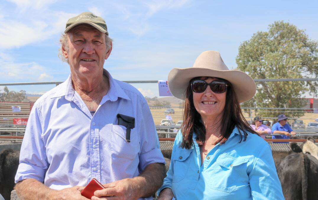 OMEO TOP: Clive and Di Anderson, Delvin Park,
Benambra, sold 156 steers at Omeo; their top
pen made $1010, setting the sale's top price.
Photo by Emily McCormack.