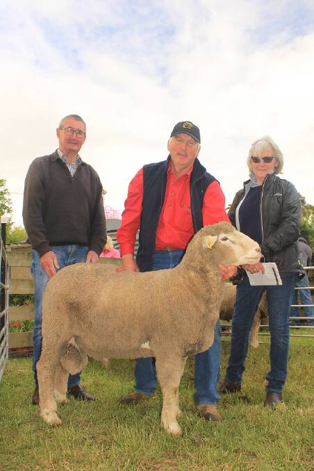 Croydon stud principal Mike Deppeler with the top-priced $2200 ram, and its buyers, Neville and Heather Richardson, Hawkesdale. Photo: Supplied.
