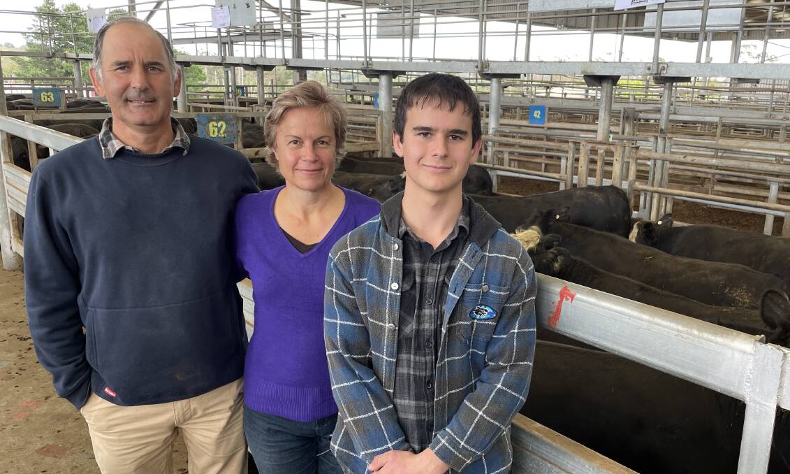 Michael and Heather Littlejohn,
Mirboo, with son Nathan, 15, sold
44 cattle at Leongatha, including
15 steers, 623kg, for $2950.