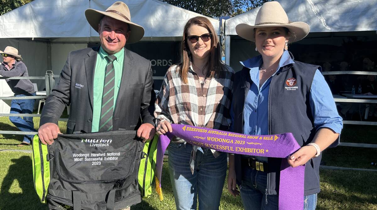 Tim Woodham, Nutrien Ag Solutions, with most successful exhibitor Deanne Sykes and Taylah Brunt, Mawarra Genetics, Longford. Picture by Joely Mitchell