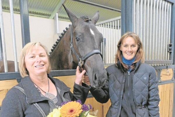 Linda Buttle, Kumue, near Auckland, NZ, paid $27,000 for Fürsteniro. She is pictured with Sharlene Royal, who paid $12,000 for Fürst Fashion, which will also go to NZ.
