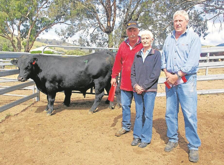 Kevin Dean (left), Ensay, with top-priced purchasers Jim and Sue Gray, Ensay, who were first time buyers of Tambo Angus bulls.