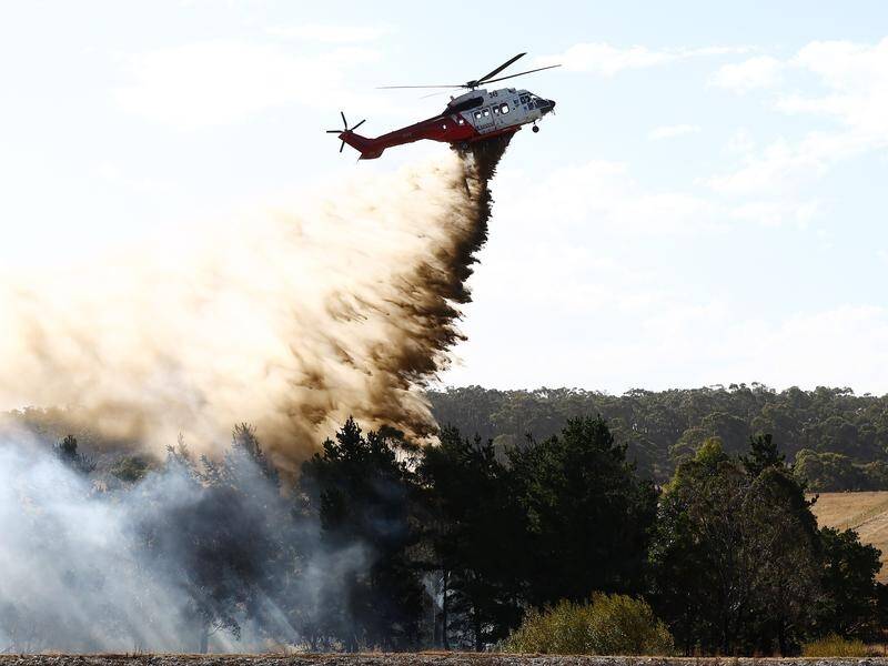 A helicopter fights a spot fire outside Beaufort, Victoria. (Con Chronis/AAP PHOTOS)