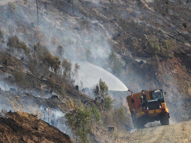 Changing weather conditions in Victoria are both helping and hindering bushfire fighting efforts.