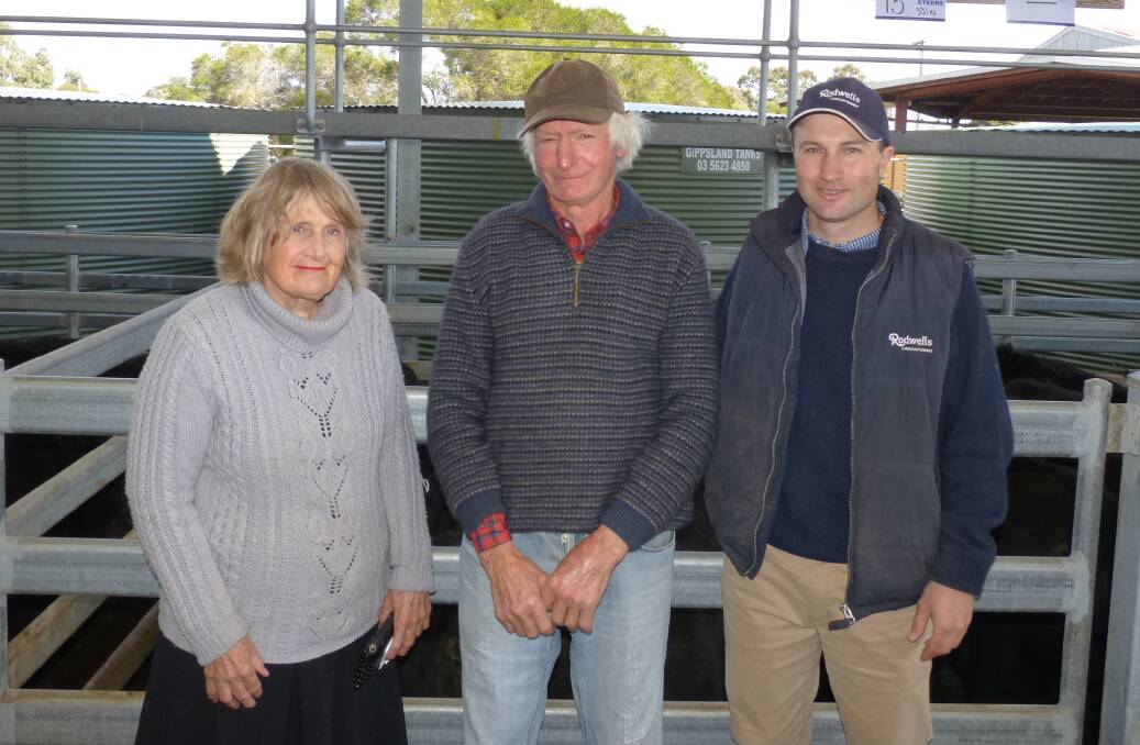 FIRST TIME MEETING: Rodwells Sale guest auctioneer Anthony Delaney met Geoff and Elizabeth Bates at the Sale store market. Mr Delaney has been selling their cattle for some time but had not met them before.