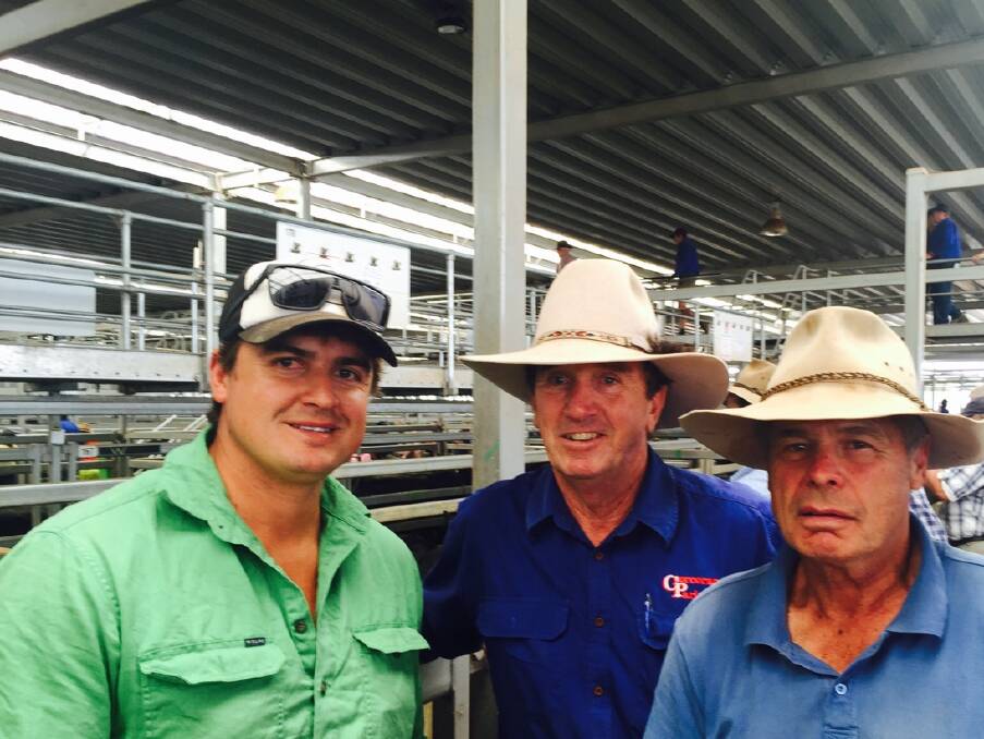 Enjoying the successful sale of their 531 EU accredited Angus steers was Rodda (L) and Rod Manning, Davilak Past Co, Mansfield, with Kevin Corcoran, Corcoran Parker.