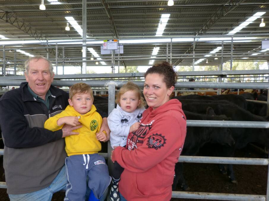 Malcolm White, Inverugie Past Co, Yea, sold 80 spring drop Angus steers at Yea from $900-$1150. Grandchildren Harry & Errin Heal with mother Errin Heal, looked on.