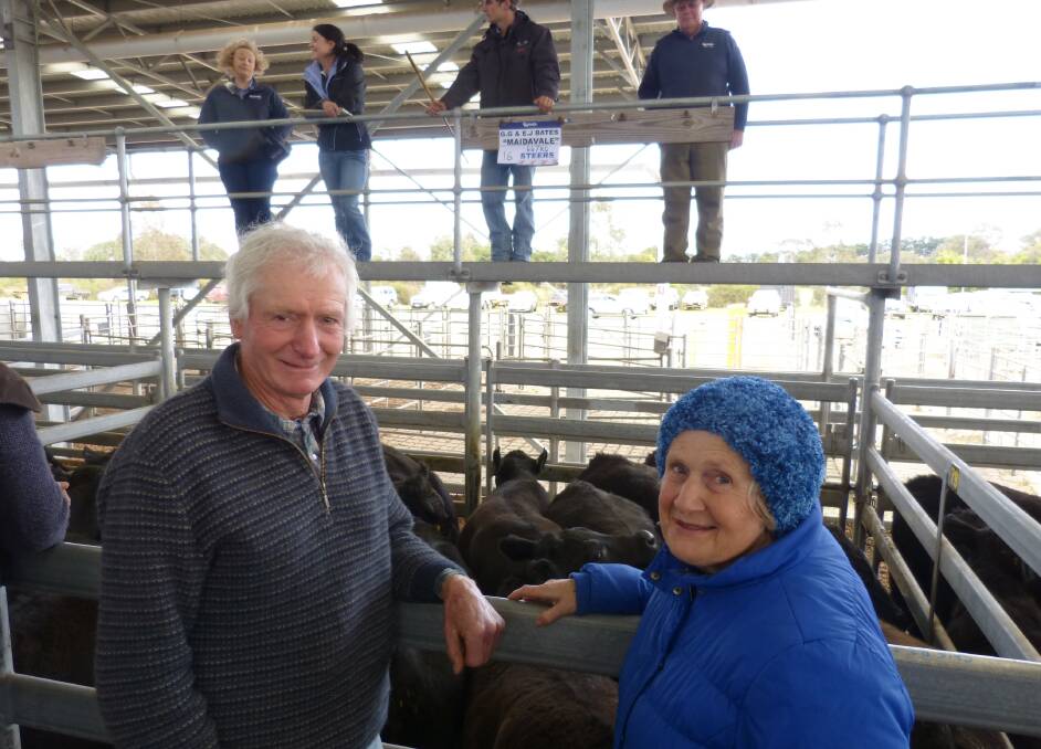 Geoff and Elizabeth Bates, "Maidavale", Munro, were the lead vendors at Sale, Friday, selling 107 Angus steers, and 75 heifers. Selling to $1380, and $1100 respectively.